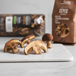 cèpes déshydratés sur une planche