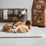 cèpes déshydratés sur une planche