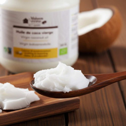 huile de coco dans une cuillère