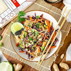 nouilles de konjac dans une assiette