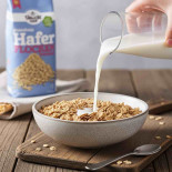 flocons d'avoine sans gluten avec du lait dans un bol