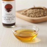 huile de sésame grillé dans un bol