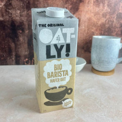 oatly barista version bio avec un mug