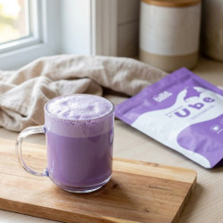 ube latte avec de la poudre d'ube