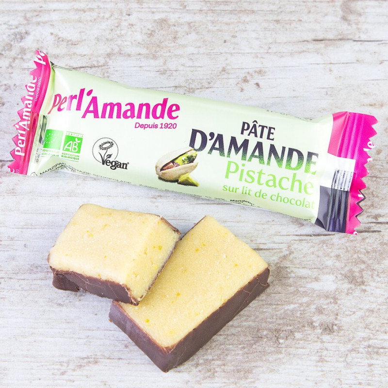 Pâte d'Amande Pistache sur lit de chocolat